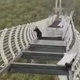 Imagen para el artículo titulado Se rompe un puente de cristal en China y deja a un turista colgado a 100 metros de altura